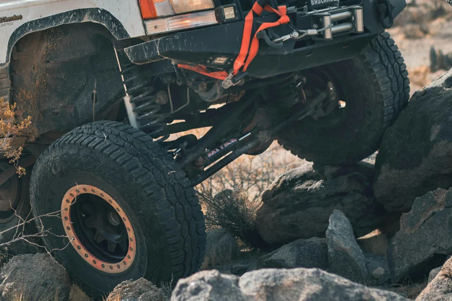 Off-road rock crawler suspension demonstration